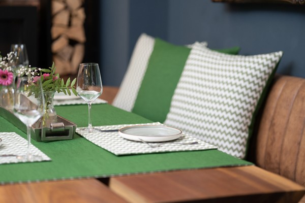 Hochwertige, grüne Tischdecke, Größe 200x120 cm