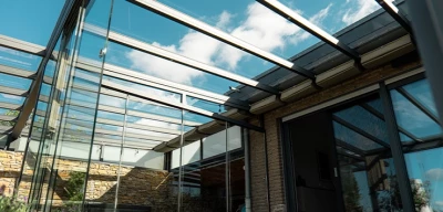 Gartenzimmer in brillanten Farben