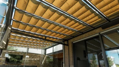 Outdoor-Pergola mit Beschattungssystem und Nahaufnahmen von Stoffstruktur und Ösenbefestigung.