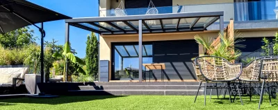 Terrassenüberdachung bei klarem Wetter