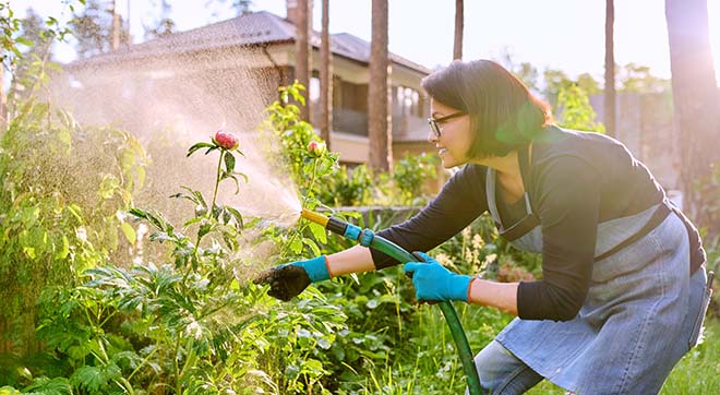 Gartenarbeit-im-Sommer_Outdoorpolster_2