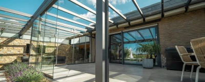 Terrassenüberdachung bei klarem Wetter