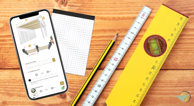 Praktisches Tools zum Ausmessen einer Seilspannmarkise liegen auf einem Holztisch, darunter eine Wasserwaage, ein Zollstock sowie ein Bleistift, ein Notizblock und ein Smartphone.