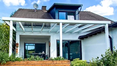 Gartenzimmer in brillanten Farben