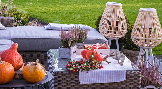 Mit gemütlicher Herbstdeko machen Sie Ihre Terrasse zum Outdoorwohnzimmer im Herbst